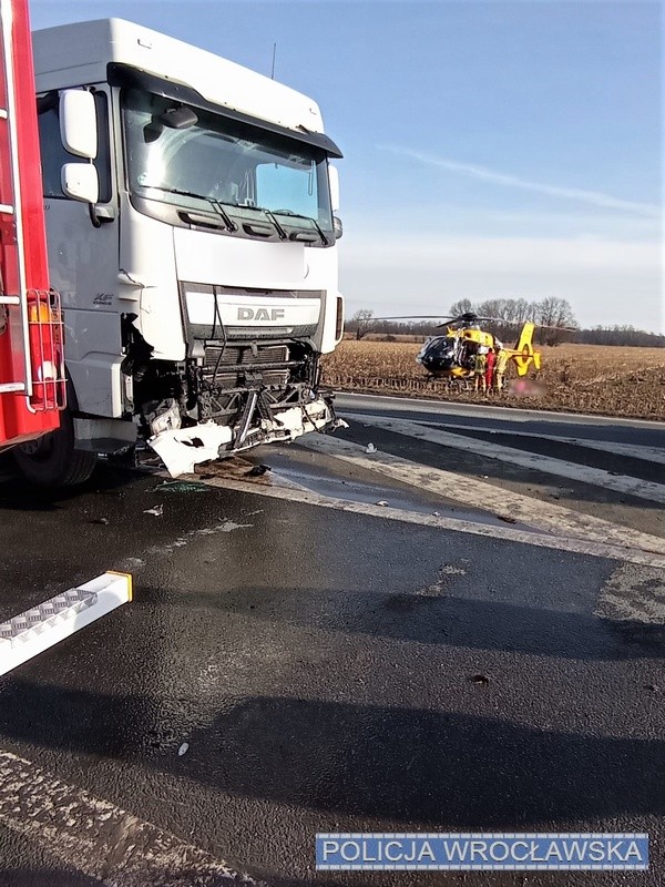 Wypadek na DK8 Wrocław - Łagiewniki. Kierująca osobówką nie ustąpiła pierwszeństwa przejazdu, KMP Wrocław
