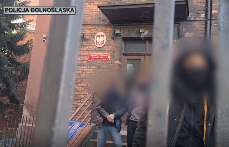Wrocław: Senior chemik dźwigał przez Stare Miasto torbę pełną narkotyków, Policja Dolnośląska