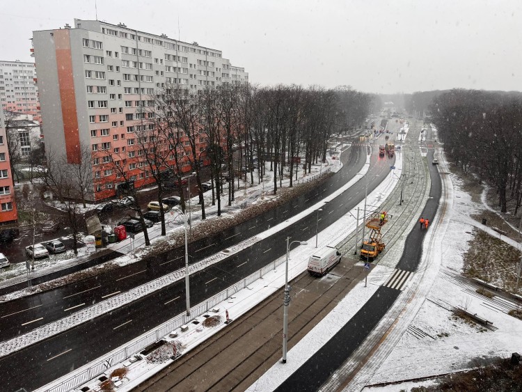 Gęsty śnieg sypie na Wrocław. Robi się ślisko, a w mieście trzy piaskarki, Jakub Jurek
