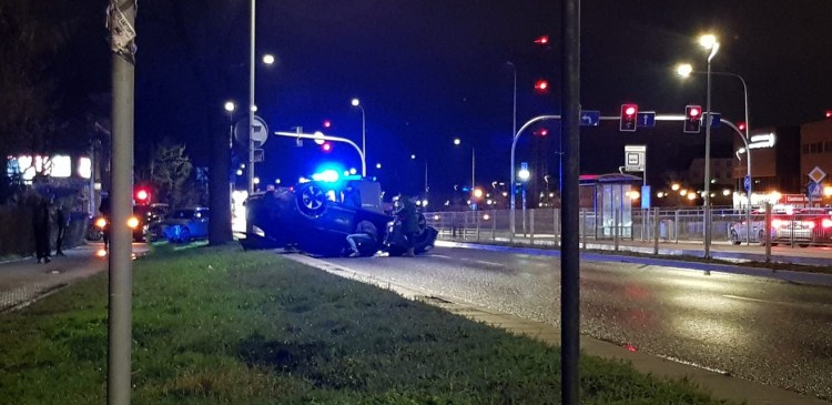 Wrocław: Groźny wypadek na Borowskiej, dachowało auto, Czytelnik