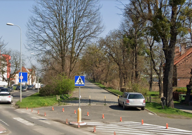 Parking czy teren rekreacyjny? Mieszkańcy Brochowa krytykują pomysł miasta, Google