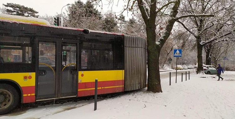 Wrocław: Autobus MPK złamał się na śliskiej ulicy. Omal nie wpadł w drzewo, Zdjęcie nadesłane przez czytelnika