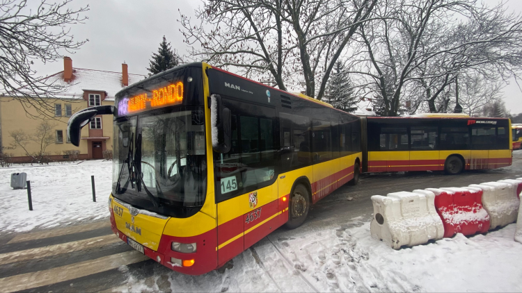 Wrocław: Autobus MPK złamał się na śliskiej ulicy. Omal nie wpadł w drzewo, Zdjęcie nadesłane przez czytelnika