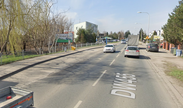 Autobus wrocławskiego MPK uderzył kobietę, gdy wjeżdżał na przystanek, Google