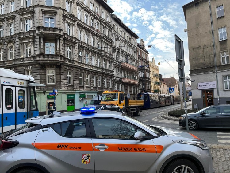 Wrocław: Wypadek na Poniatowskiego i Oleśnickiej. Piesza wpadła pod auto, Zdjęcie nadesłane przez czytelnika