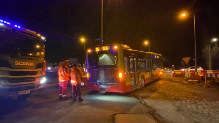 Autobus ugrzązł w prowizorycznej ulicy przy Mostach Chrobrego i zablokował całą okolicę, Tuwroclaw.com