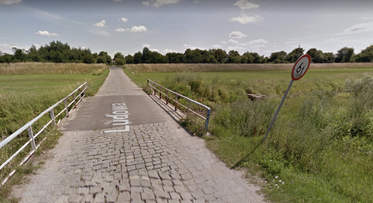 Wrocław: Ulica na Swojczycach pod wodą. Została zamknięta, Google Maps