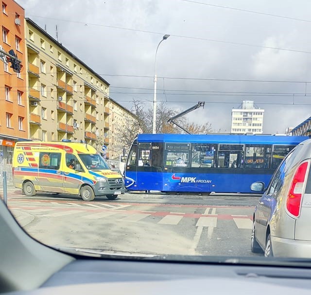 Kraksa osobówki z tramwajem w centrum Wrocławia. Jedna osoba trafiła do szpitala, Czytelnik