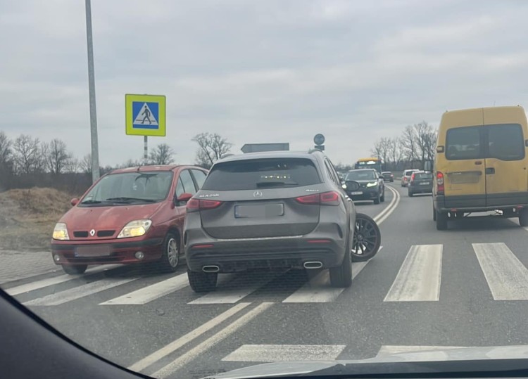 Z auta na Wschodniej Obwodnicy Wrocławia odpadło koło. Są duże utrudnienia, Zdjęcie nadesłane przez czytelnika
