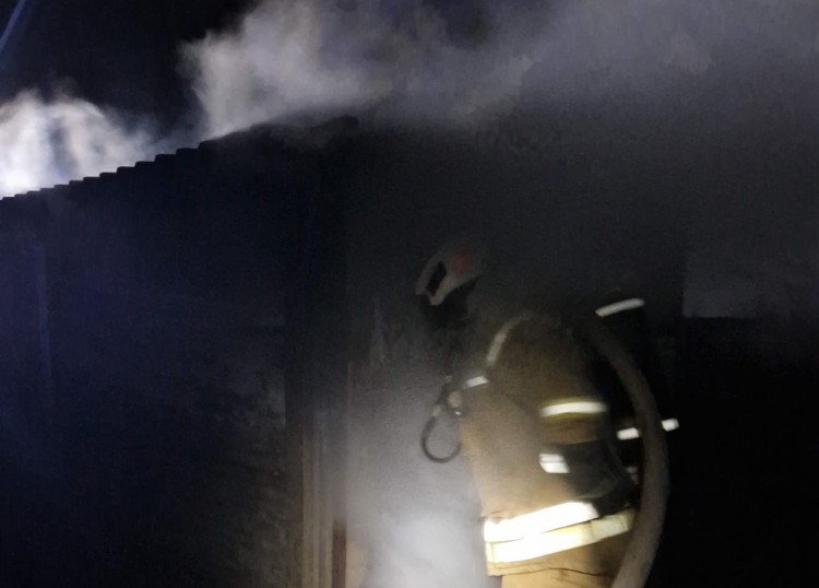 Groźny pożar pod Wrocławiem. W środku kanistry z paliwem. Wybuchały jeden za drugim, OSP Węgry
