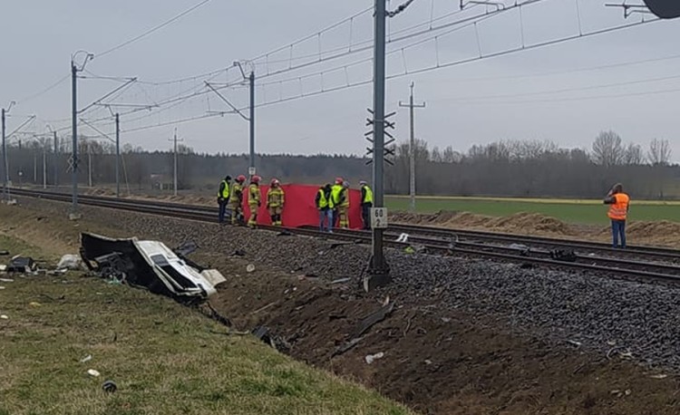 Śmierć na przejeździe kolejowym. Po wypadku pociągu Kolei Dolnośląskich zablokowana linia Wrocław-Poznań, Straż Pożarna w Rawiczu