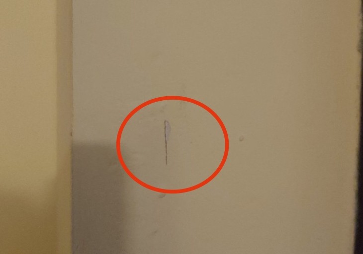 Wrocław: Tajemnicze krzyżyki na drzwiach. Tak złodzieje oznaczają mieszkania?, Zdjęcie nadesłane przez czytelnika