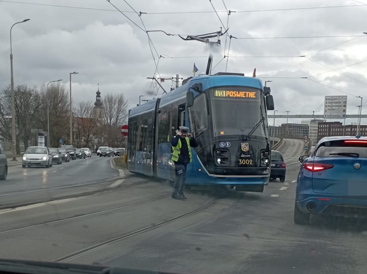 Wrocław: Wykolejenie tramwaju koło Mostu Grunwaldzkiego, czytelnik