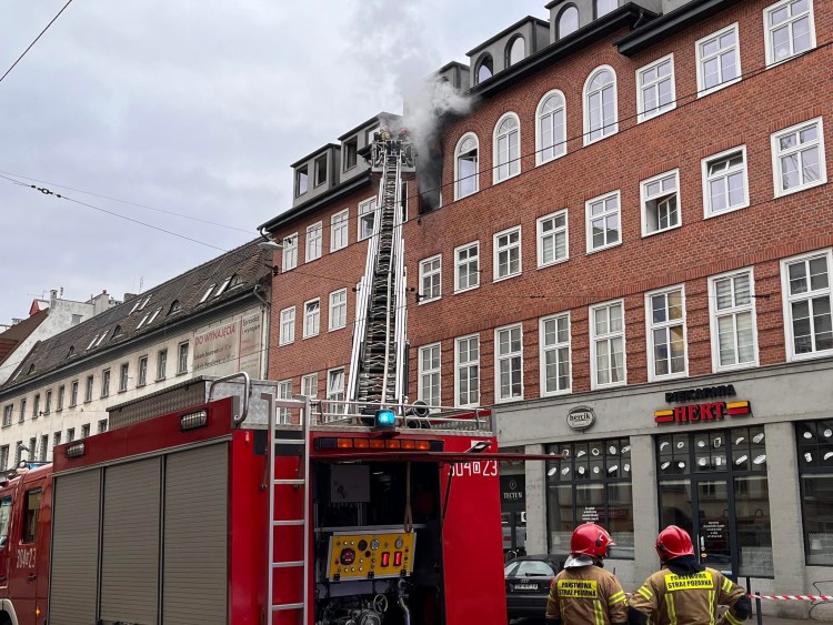 Wrocław: Groźny pożar hotelu na Kościuszki. Dwie osoby w stanie ciężkim [ZDJĘCIA, FILM], Jakub Jurek