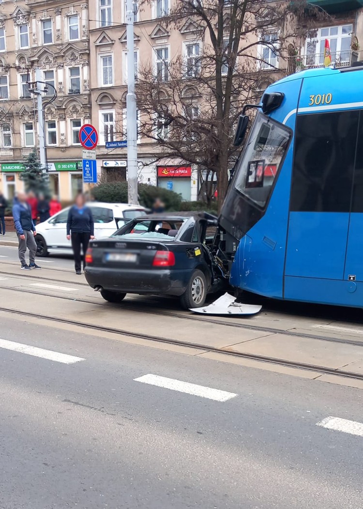Wrocław: Wypadek na Jedności Narodowej. Tramwaj zderzył się z osobówką, Nadesłane