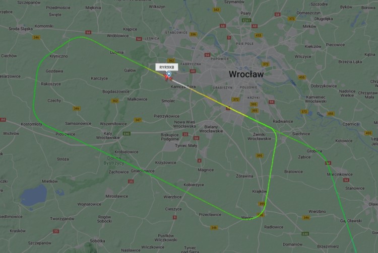 Samolot Ryanair miał kłopoty z lądowaniem we Wrocławiu, Flightradar24