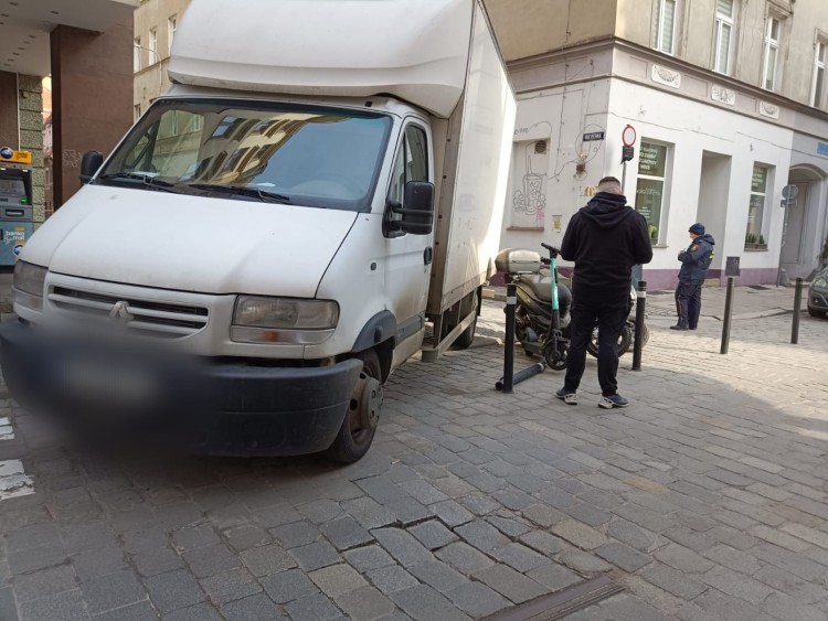 Wrocław: Kłótnia ze strażnikami miejskimi koło Rynku. Dostawczak zablokował ulicę [WIDEO], Straż Miejska Wrocławia