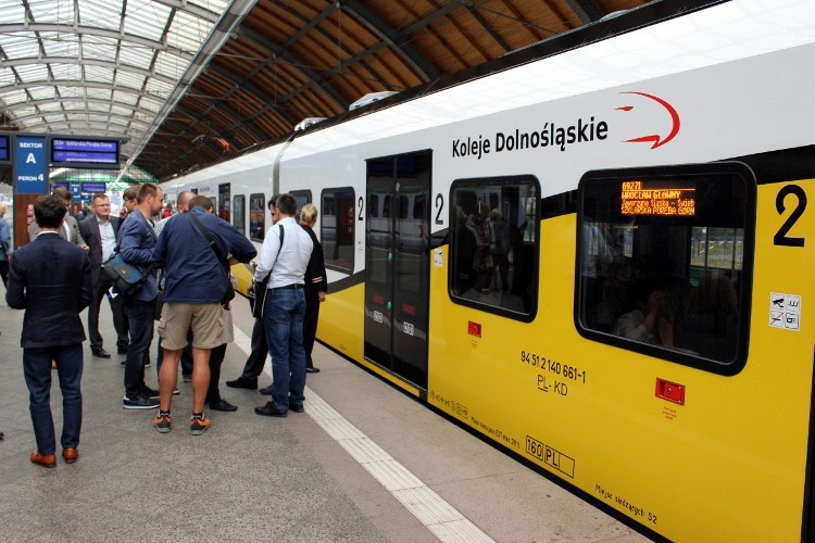 Pracownicy MPK chcą jeździć pociągami na UrbanCard. Piszą do Sutryka, Bartosz Senderek