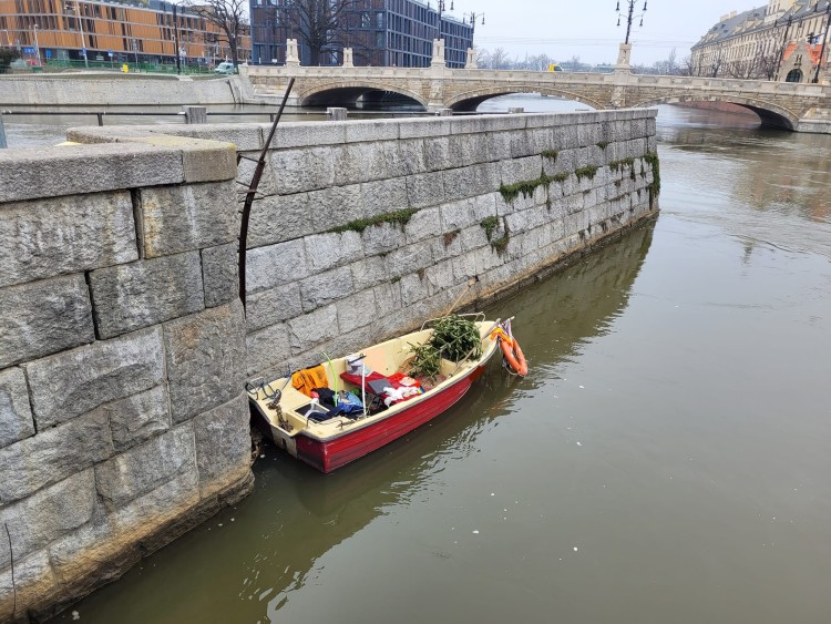 Wrocław: O krok od tragedii na Odrze. Dryfował w łódce w kierunku elektrowni wodnej, Dolnośląskie WOPR/Facebook