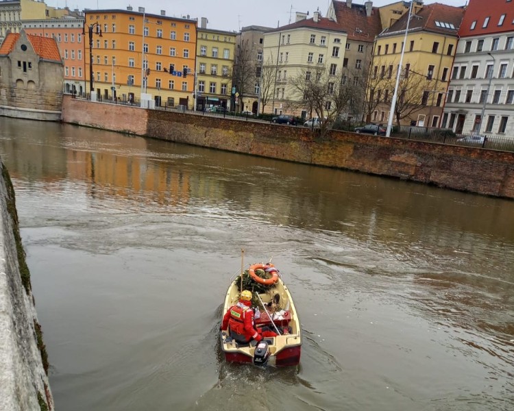 Wrocław: O krok od tragedii na Odrze. Dryfował w łódce w kierunku elektrowni wodnej, Dolnośląskie WOPR / Facebook