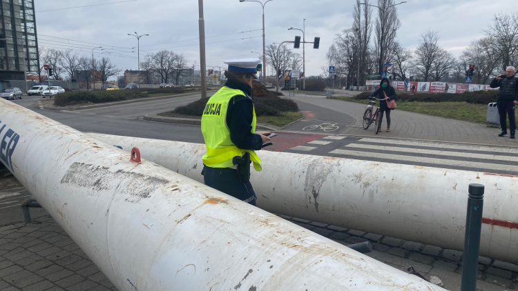 Wrocław: Potężne słupy runęły z ciężarówki na przejście dla pieszych, Tuwroclaw.com