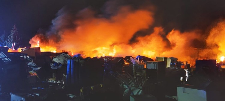 Gran incendio en Kiełczów.  Alcalde: Cierra las ventanas, quédate en casa.  Los bomberos pacificaron [ZDJĘCIA, FILMY], brigadier  Grzegorz Sobieraj / KW PSP