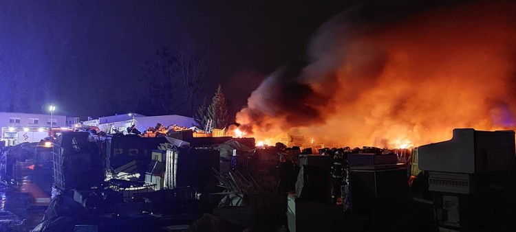 Gran incendio en Kiełczów.  Alcalde: Cierra las ventanas, quédate en casa.  Los bomberos pacificaron [ZDJĘCIA, FILMY], brigadier  Grzegorz Sobieraj / KW PSP