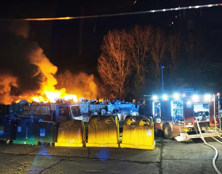 Po pożarze w Kiełczowie: Czy w okolicy powietrze jest bezpieczne?, Grzegorz Sobieraj / KW PSP Wrocław