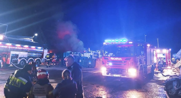Po pożarze w Kiełczowie: Czy w okolicy powietrze jest bezpieczne?, Grzegorz Sobieraj / KW PSP Wrocław