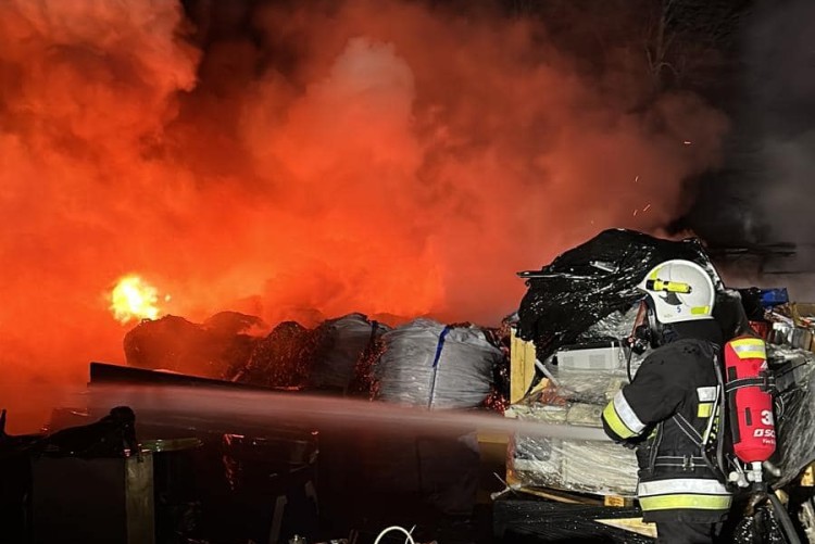 Podczas pożaru w Kiełczowie młody strażak zatruł się dymem, OSP Borowa