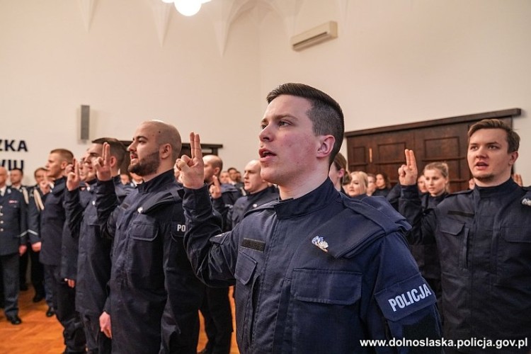Oto nowi policjanci i policjantki na Dolnym Śląsku. Właśnie złożyli ślubowanie we Wrocławiu, KWP we Wrocławiu