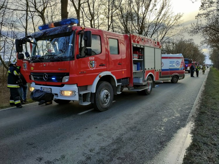 Wypadek pod Wrocławiem. Po czołowym zderzeniu kierowca wypadł przez szybę w aucie, Ochotnicza Straż Pożarna w Nadolicach Wielkich