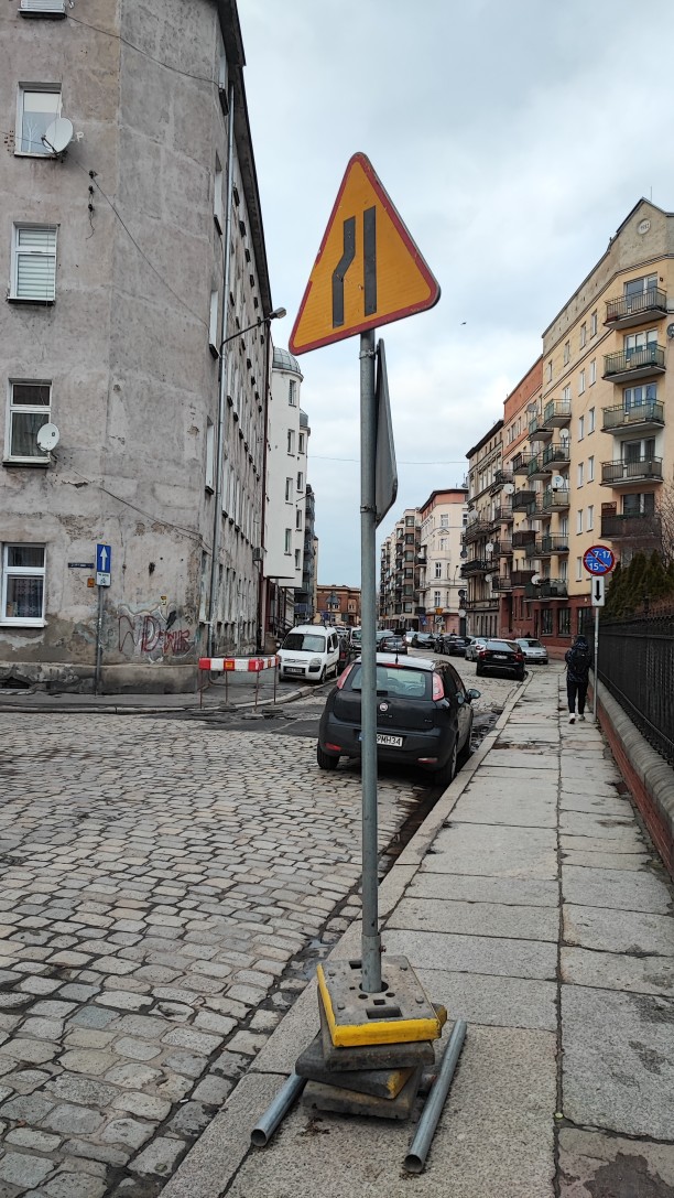 Wrocław: W takiej dziurze można zostawić koło. Po interwencji postawili barierkę, wk