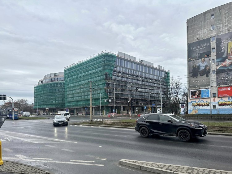 Wrocław: Elewacja nowego biurowca częściowo odsłonięta. Tak będzie wyglądać, Wrocław - inwestycje budowlane