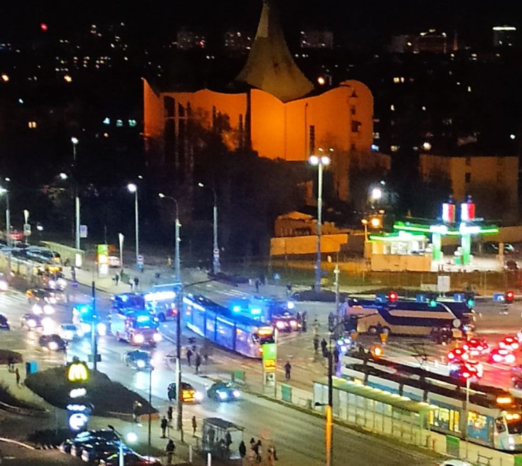 Wrocław: Wypadek tramwaju i autobusu. Duże skrzyżowanie zablokowane, Ewelina Balwierz