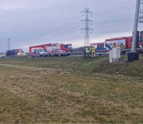 Wypadek trzech ciężarówek na A4. Kierowca zakleszczony w pojeździe, Czytelnik, Krystian