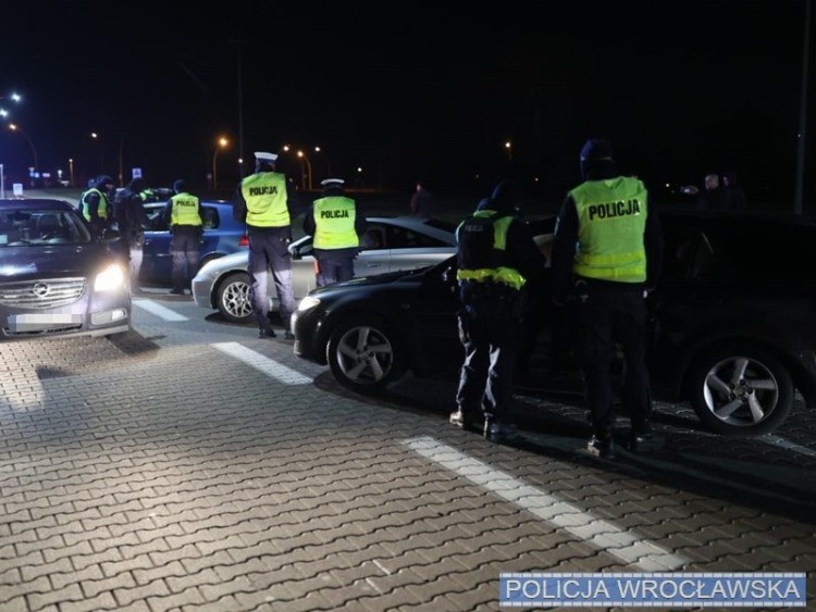 Nielegalne wyścigi we Wrocławiu. 6 osób zatrzymanych podczas nocnej akcji policji, KWP we Wrocławiu