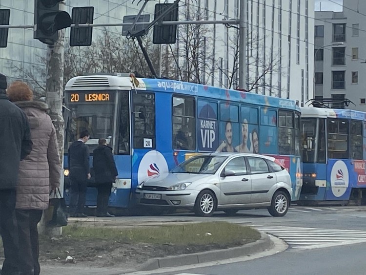 Wrocław: Po wypadku tramwaju i osobówki utrudnienia na ul. Legnickiej, Czytelnik