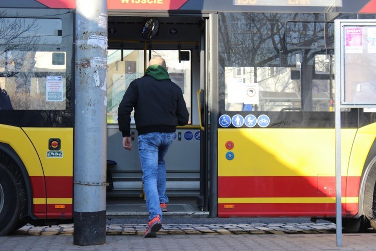 Wrocław: Autobusy na 20 liniach kursują inaczej. Naprawa pętli sterowania sygnalizacją, archiwum