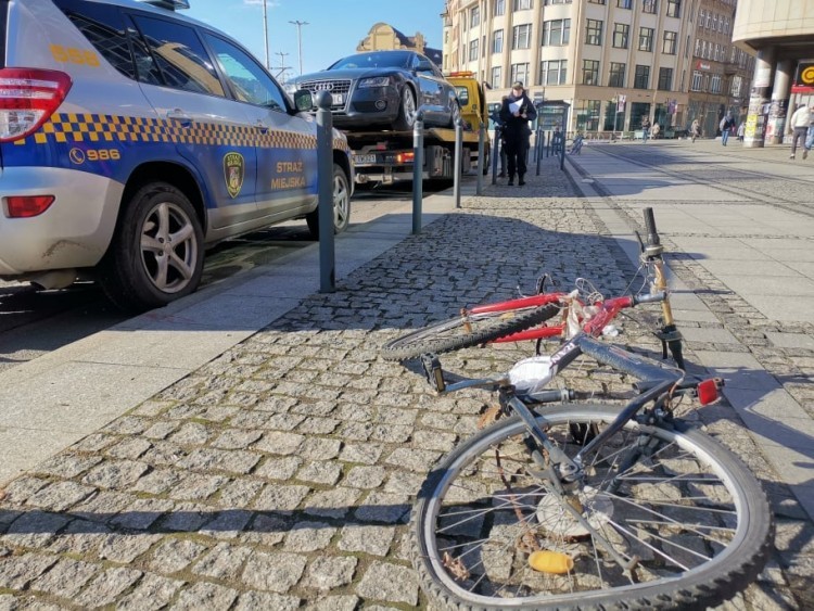 Wrocław: Straż Miejska kontra wraki rowerów. Wkrótce znikną z ulic miasta, SM Wrocław