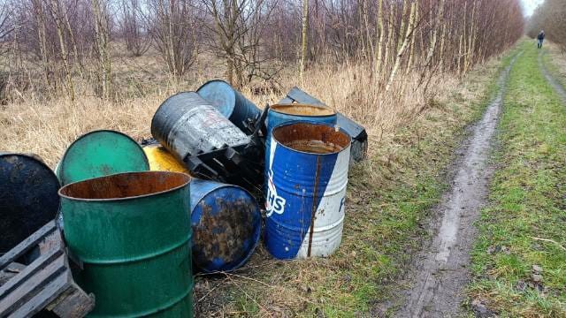 100 beczek z chemikaliami porzucono w lesie. Prokuratura wszczęła śledztwo, WIOŚ Wrocław