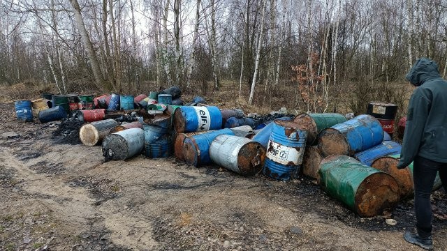 100 beczek z chemikaliami porzucono w lesie. Prokuratura wszczęła śledztwo, WIOŚ Wrocław
