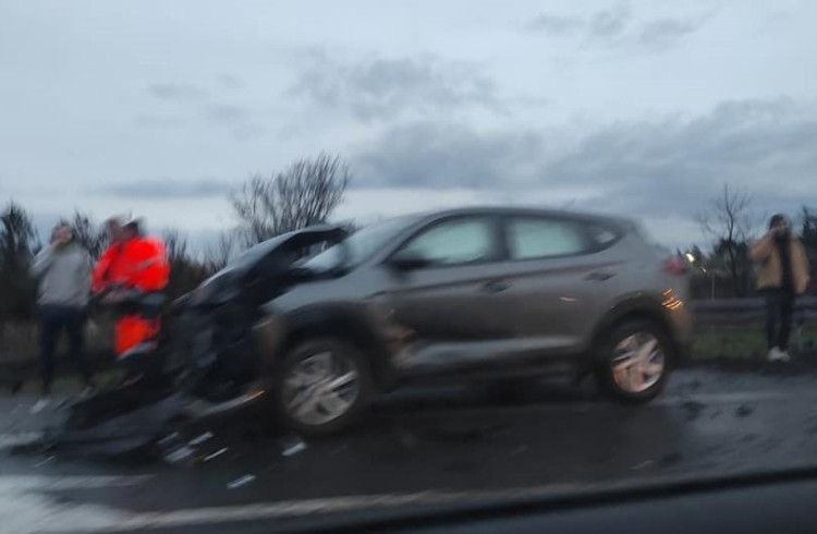 Wypadek na AOW. Rozbite auta blokują przejazd na węźle z drogą S5, Pomoc drogowa AUTO-HARD