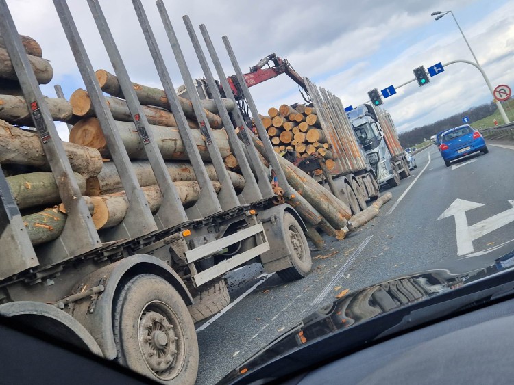 Groźny wypadek na AOW. Z ciężarówki spadły bale drewna, Patryk Jankowiak