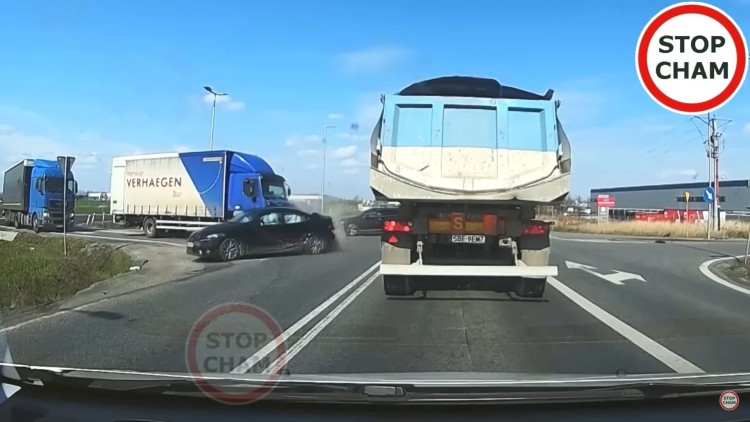 Lexus rozbił się o ciężarówkę pod Wrocławiem. Tak wyglądał wypadek [WIDEO], STOP CHAM
