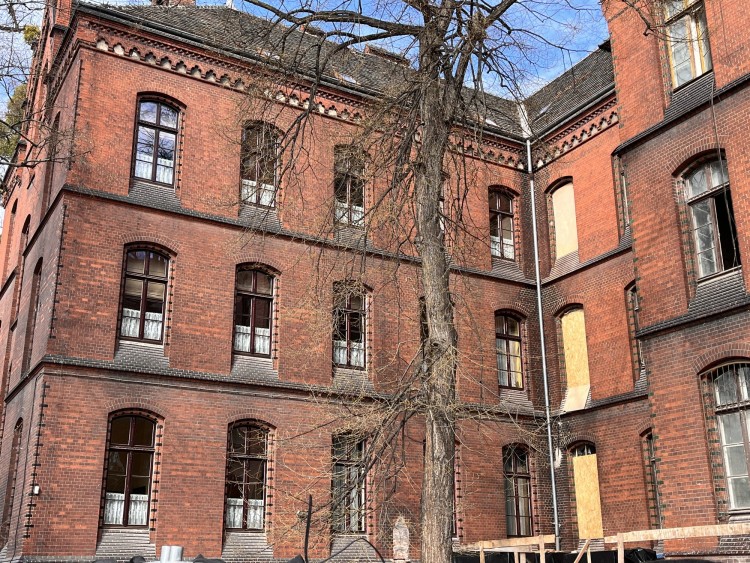 Wrocław: Trwa remont dawnego szpitala dziecięcego. Budowa hotelu opóźniona, Jakub Jurek