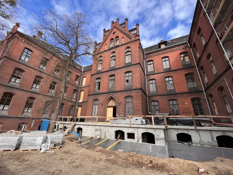 Wrocław: Trwa remont dawnego szpitala dziecięcego. Budowa hotelu opóźniona, Jakub Jurek