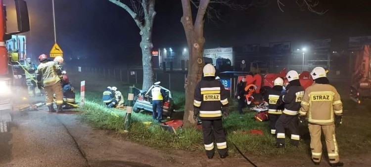 Wypadek pod Wrocławiem. BMW owinęło się o drzewo. Kierowca nie żyje, OSP Siechnice