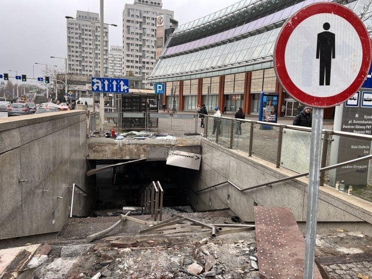 Wrocław: Rusza remont przejścia podziemnego. Schody uszkodził autokar, Jakub Jurek