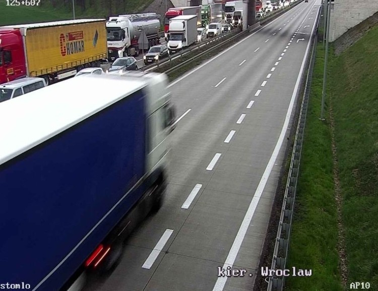 Wypadek busa i ciężarówki na A4 pod Wrocławiem. Korek ma 7 km, traxelektronik.pl